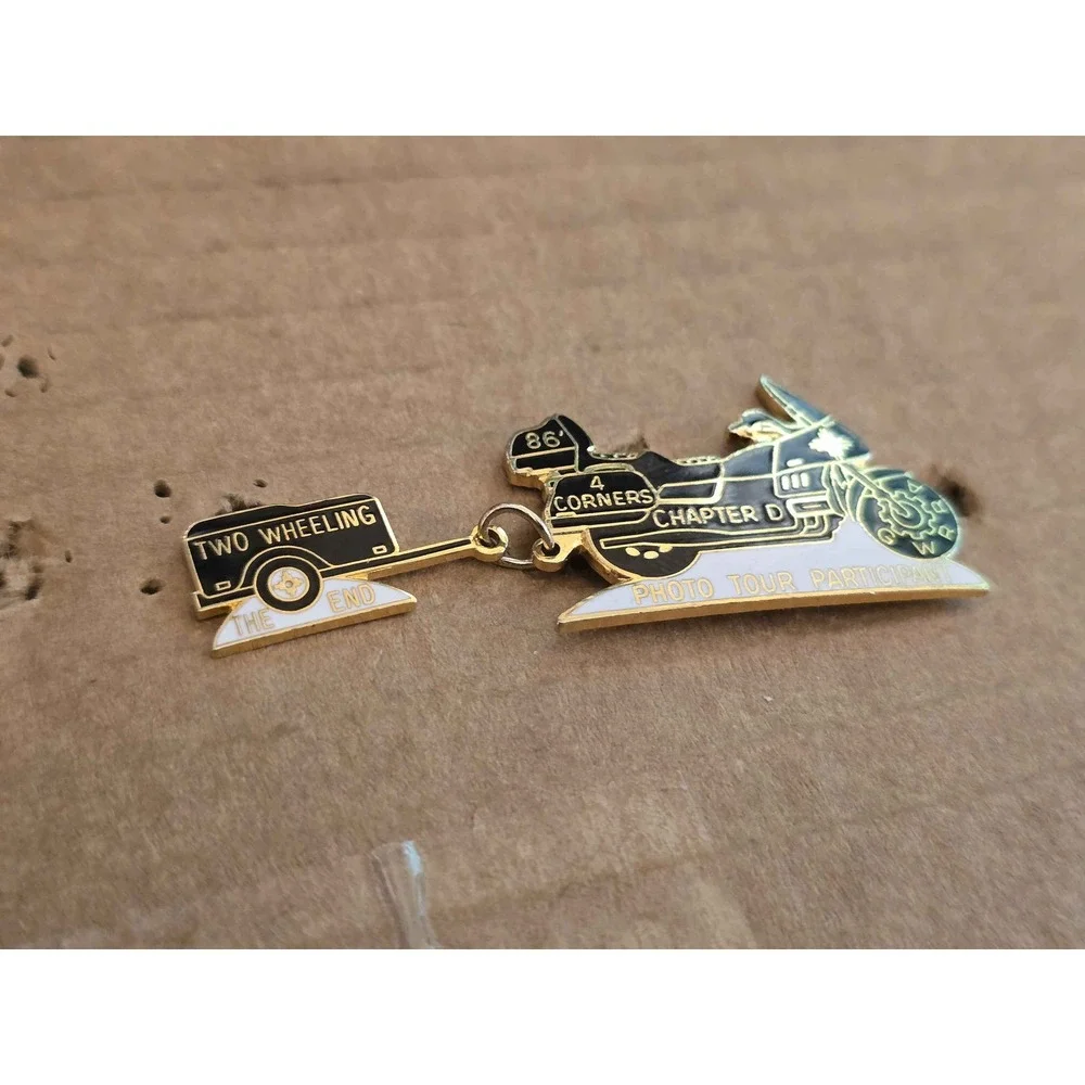 Gold Wing 4 Corners Chapter D Photo Tour Participant Lapel Vest Hat Pin J3